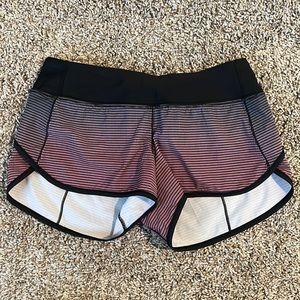 Lululemon Speed Up Low-Rise Lines Short 2.5” size 4